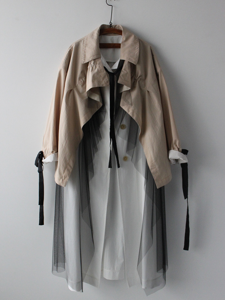 BEIGE BLACK OFF WHITE TULLE OVER-LAYERED TRENCH COAT  샹샹 루안 베이지 블랙 오프 화이트 튤 오버 레이어드 트렌치 코트 - 아데쿠베