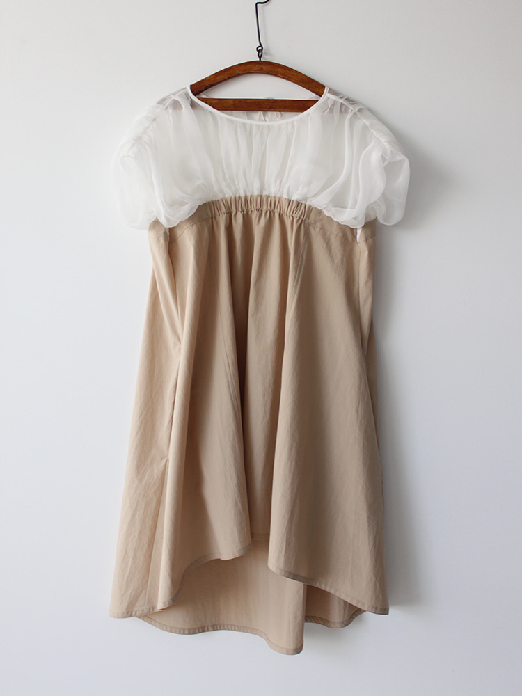 BEIGE OFF WHITE BI-FABRIC GATHER MINI DRESS  샹샹 루안 베이지 오프 화이트 바이 패브릭 게더 미니 드레스 - 아데쿠베