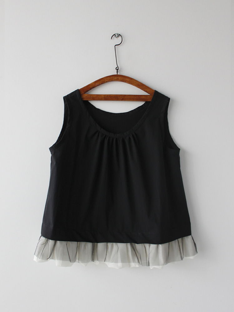 BLACK OFF WHITE SLEEVELESS CONTRAST HEM SUMMER TANK TOP  샹샹 루안 블랙 오프 화이트 슬리브리스 밑단 배색 서머 탱크 탑 - 아데쿠베