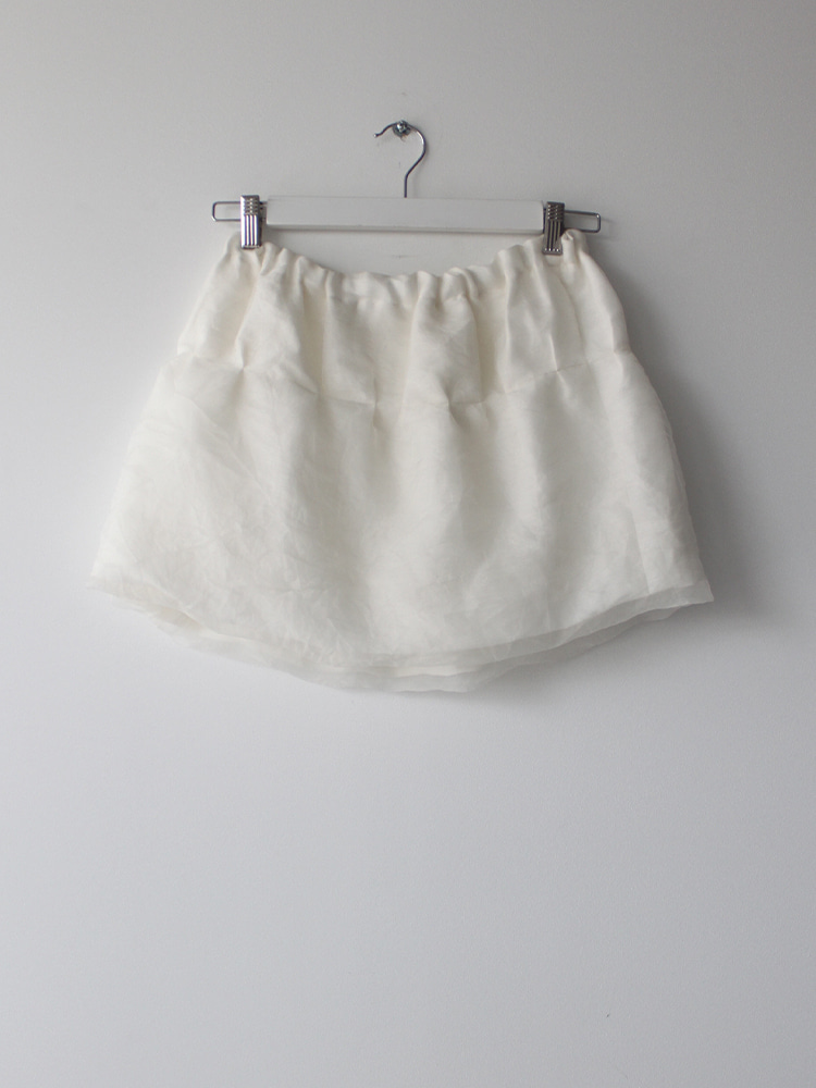 OFF WHITE WASHED ORGANZA CLOUD LIKE MINI SKIRT  샹샹 루안 오프 화이트 워시드 오간자 클라우드 라이크 미니 스커트 - 아데쿠베