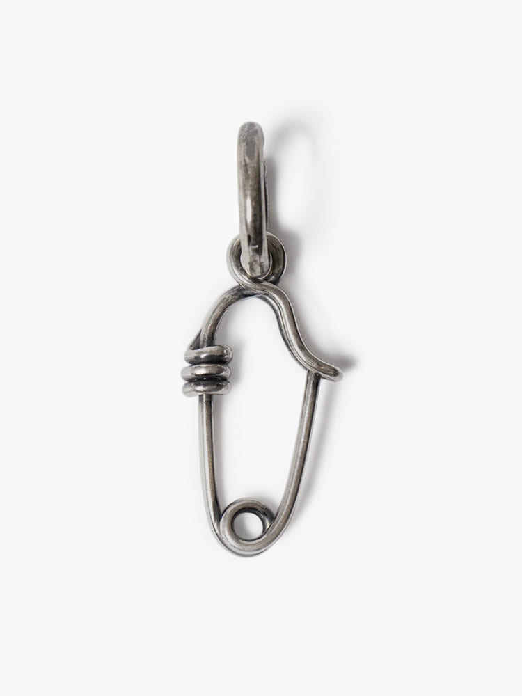 AMERICA SILVER LENE SAFETY PIN EARRING  앤 드뮐미스터 아메리카 실버 레네 세이프티 핀 귀걸이 - 아데쿠베