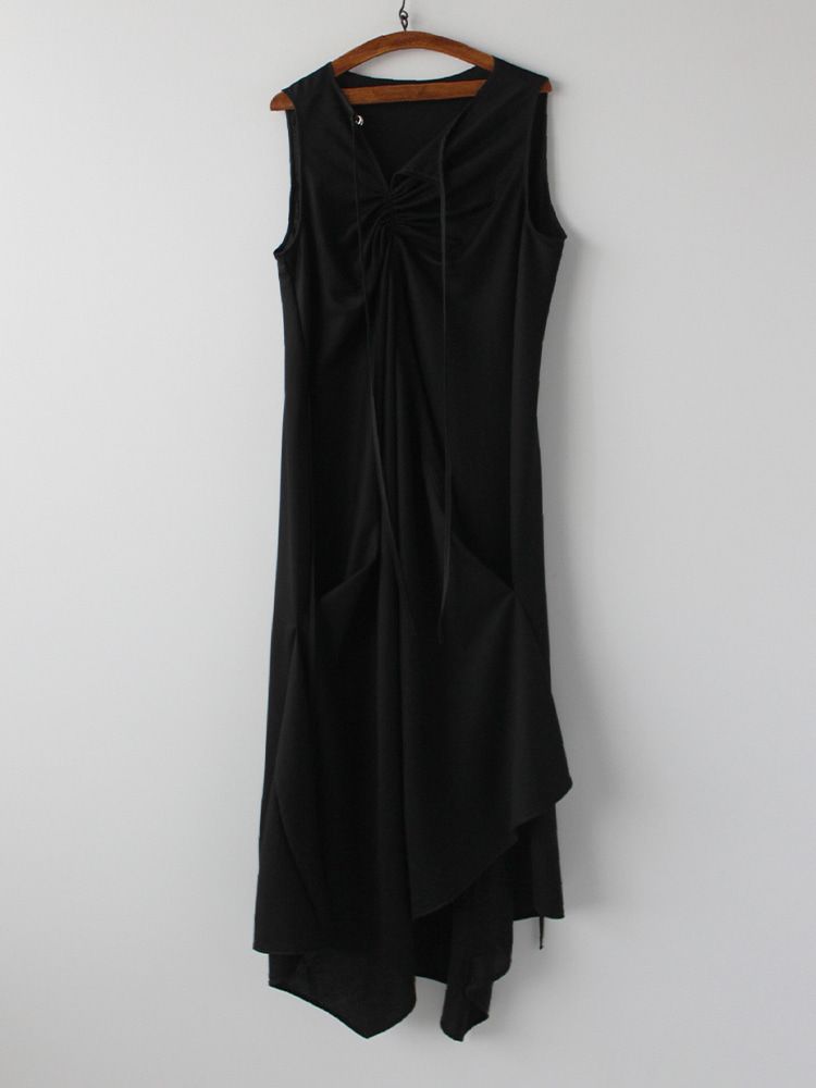 BLACK SILKY JERSEY ASYMMETRIC SLEEVELESS DRESS  샹샹 루안 블랙 실키 저지 비대칭 슬리브리스 드레스 - 아데쿠베