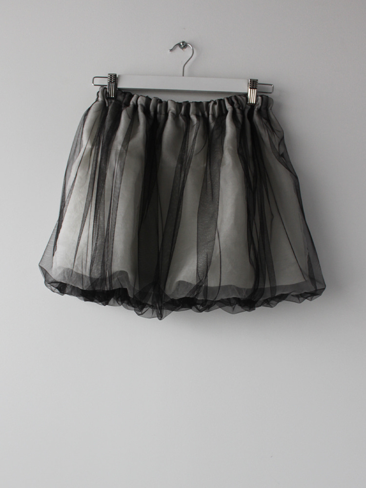 BLACK OFF WHITE TULLE ORGANZA OVER-LAYERED MINI SKIRT  샹샹 루안 블랙 오프 화이트 튤 오간자 오버 레이어드 미니 스커트 - 아데쿠베