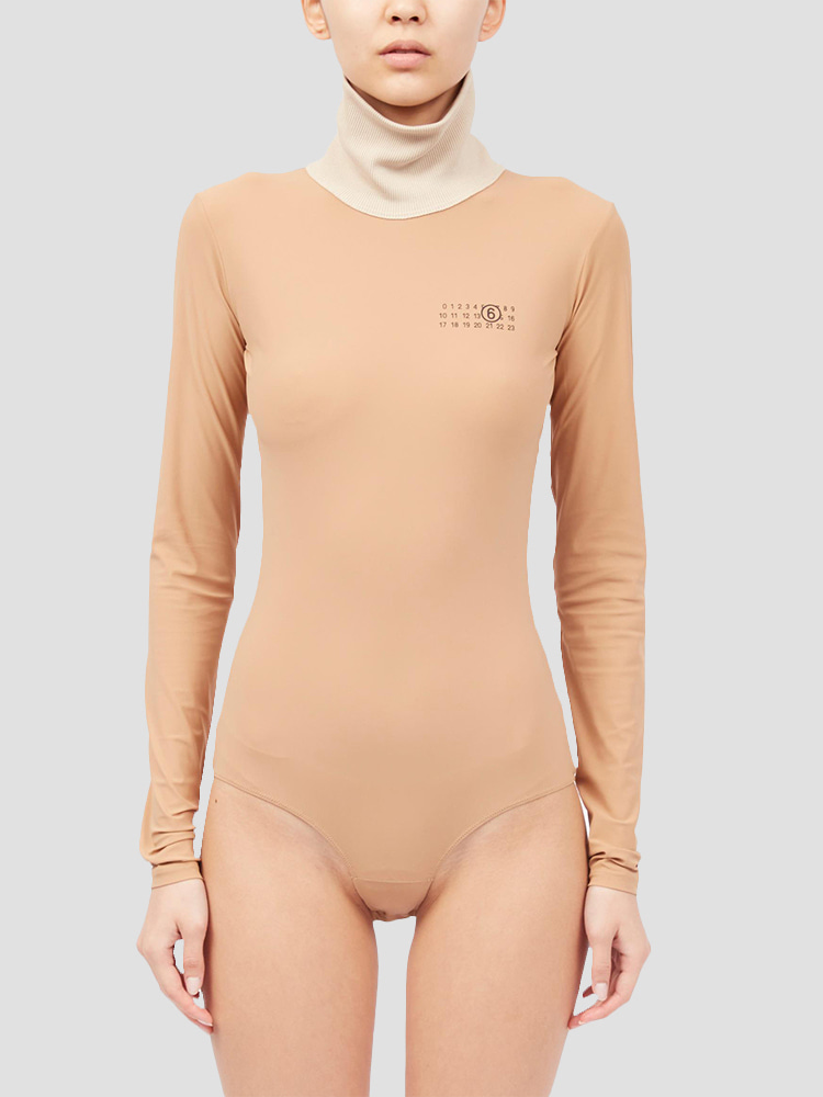 BEIGE TUTLENECK BODYSUIT  MM6 베이지 터틀넥 바디수트 - 아데쿠베