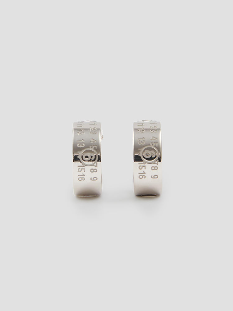 SILVER NEW NUMERICAL LOGO EARINGS  MM6 실버 뉴 누메리컬 로고 귀걸이 - 아데쿠베