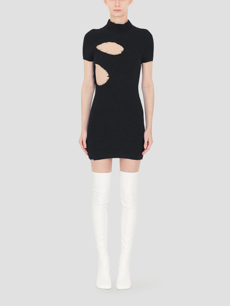 BLACK CUT OUT MINI DRESS  MM6 블랙 컷 아웃 미니 드레스 - 아데쿠베