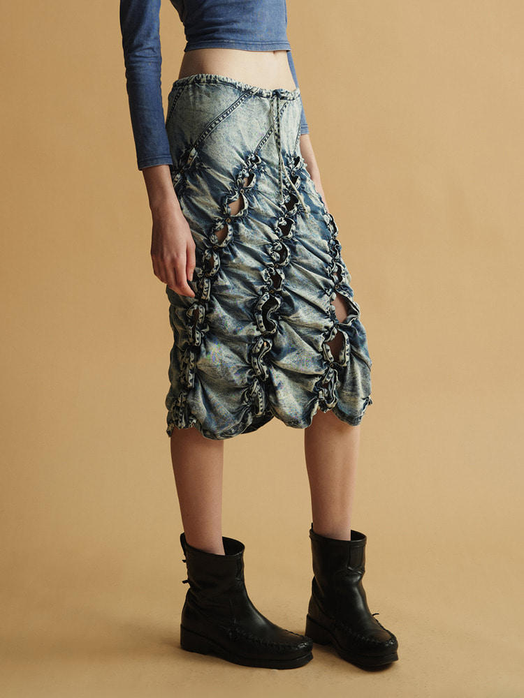 BLUE “COIL” SMOCKED DENIM SKIRT  폰더럴 블루 “코일“ 스모크 데님 스커트 - 아데쿠베