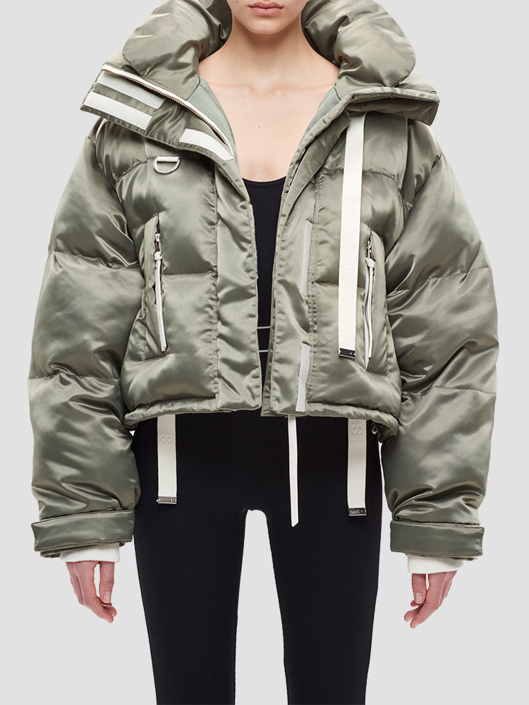 STEEL GREEN WILLOW AMA SHORT PUFFER  쇼디치 스키 클럽 스틸 그린 윌로우 아마 숏 푸퍼 - 아데쿠베