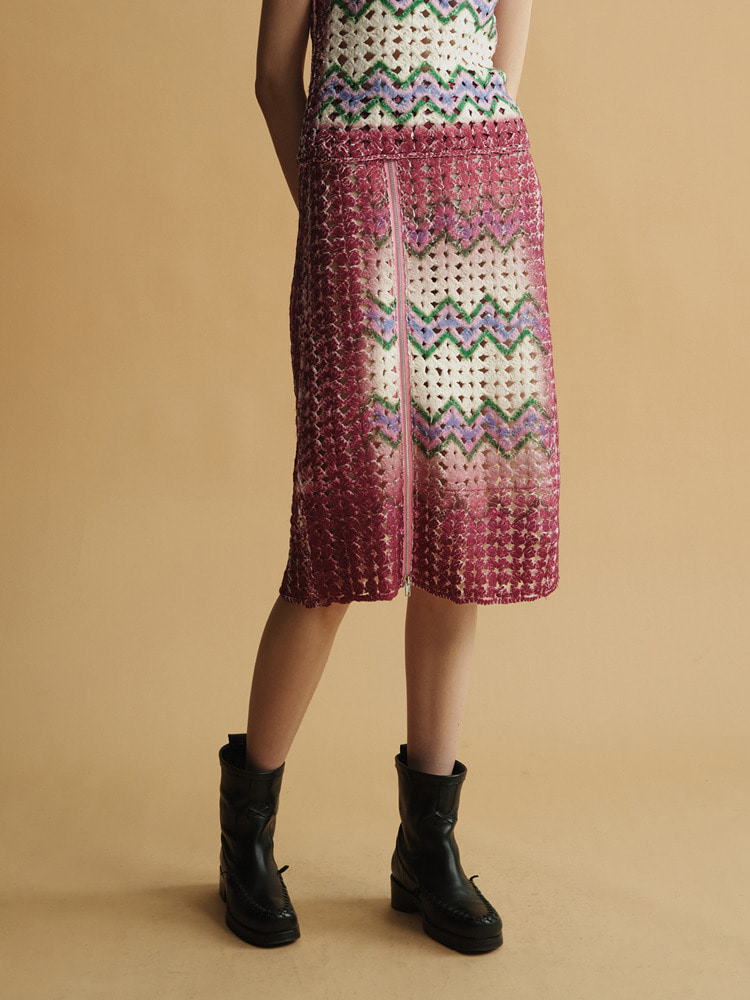 PINK “CHES” PRINTED CROCHET SKIRT  폰더럴 핑크 &quot;체스&quot; 프린트 크로셰 스커트 - 아데쿠베