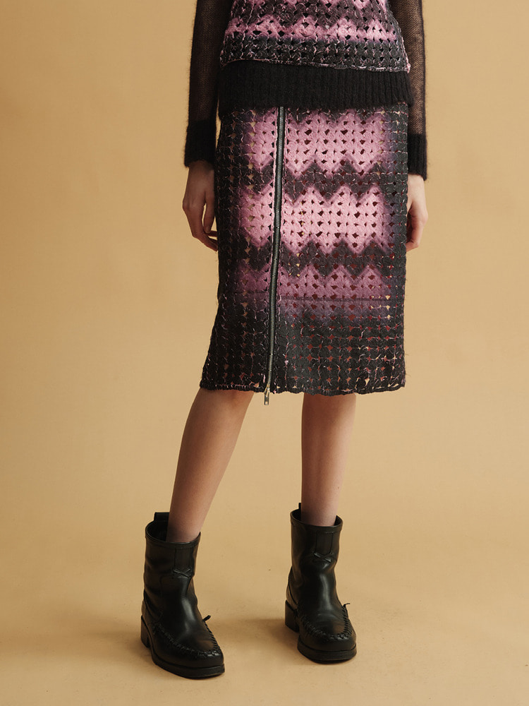 BLACK “CHES” PRINTED CROCHET SKIRT  폰더럴 블랙 &quot;체스&quot; 프린트 크로셰 스커트 - 아데쿠베