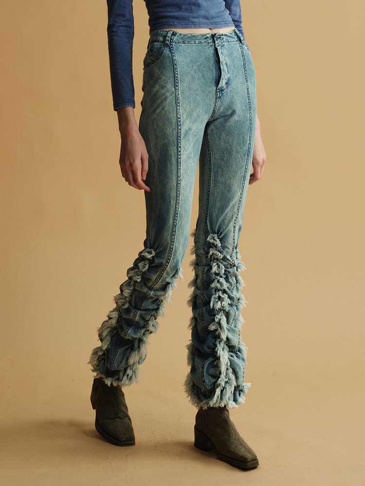 BLUE “GRAZE” SMOCKED &amp; FRAYED DENIM TROUSERS  폰더럴 블루 &quot;그레이즈&quot; 스모크 &amp; 프레이 데님 트라우저 - 아데쿠베