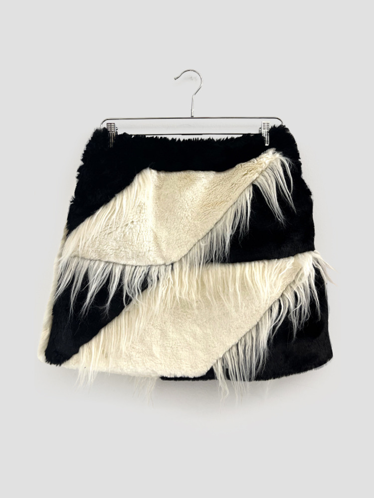 WHITE BLACK PXL CHECKER FAUX FUR SKIRT  프라이빗 폴리시 화이트 블랙 픽셀 체커 페이크 퍼 스커트 - 아데쿠베