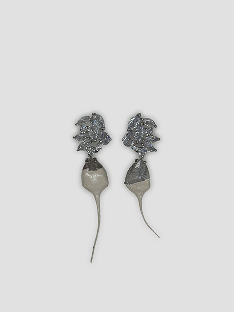 CREAM DIAMOND DIP EARRINGS  오토링거 크림 다이아몬드 딥 귀걸이 - 아데쿠베