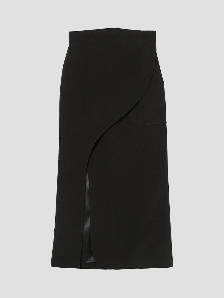 BLACK CURVED LINE SLIT SKIRT  마메 쿠로구치 블랙 커브 라인 슬릿 스커트 - 아데쿠베