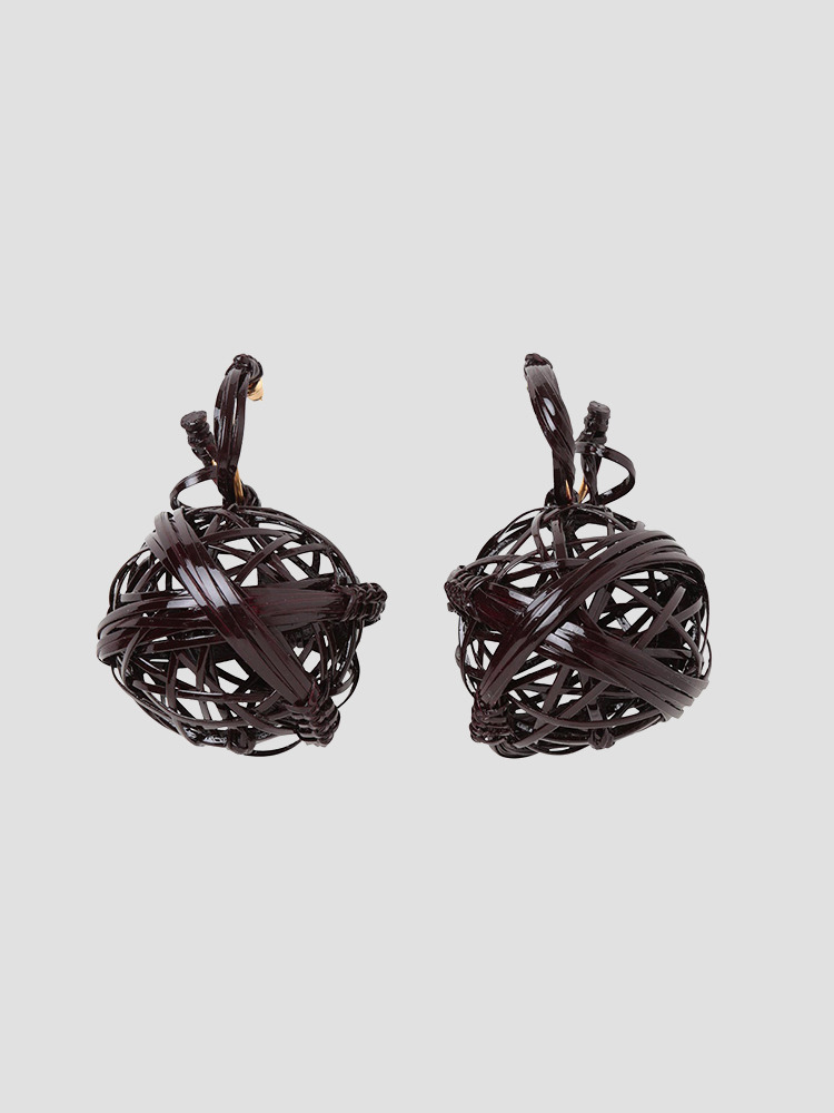 BROWN BUNDLED-PLAIT BASKET MOTIF BAMBOO EARRINGS  마메 쿠로구치 브라운 번들 플레이트 바스켓 모티프 뱀부 귀걸이 - 아데쿠베