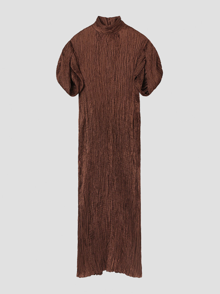 BROWN WRINKLE PLEATS PUFF SLEEVE DRESS  마메 쿠로구치 브라운 링클 플리츠 퍼프 슬리브 드레스 - 아데쿠베