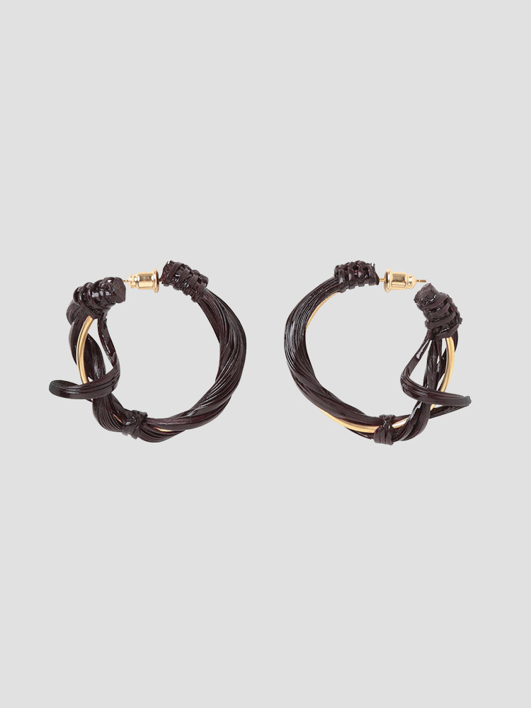 BROWN BUNDLED-PLAIT BASKET MOTIF BAMBOO HOOP EARRINGS  마메 쿠로구치 브라운 번들 플레이트 바스켓 모티프 뱀부 후프 귀걸이 - 아데쿠베