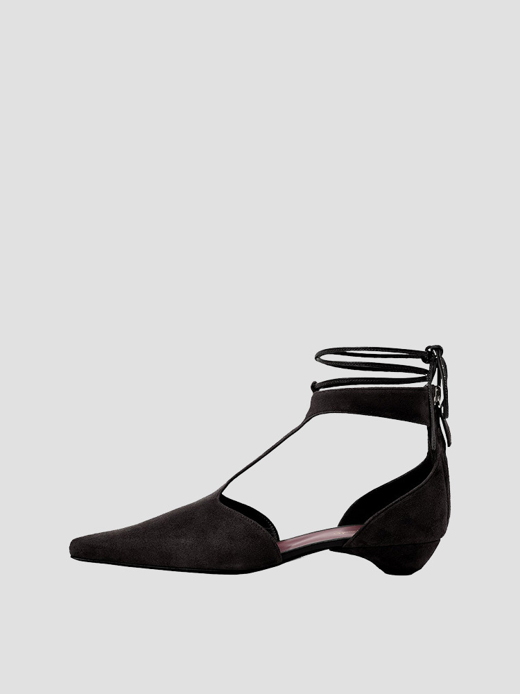 BLACK T-STRAP SUEDE HEEL PUMPS  마메 쿠로구치 블랙 T스트랩 스웨이드 힐 펌프스 - 아데쿠베