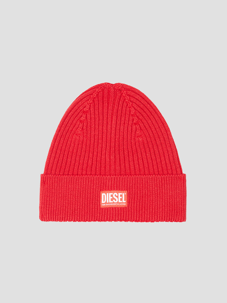 RED CODER LOGO PATCH RIBBED BEANIE  디젤(DIESEL) 레드 로고 패치 립 비니 - 아데쿠베