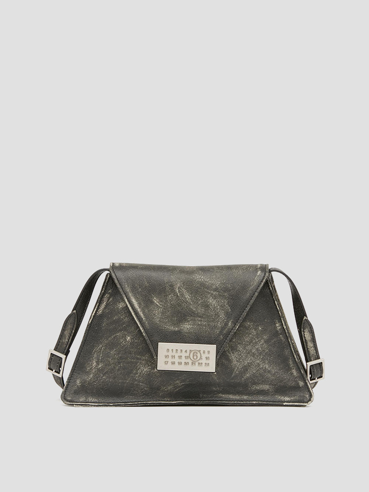 BLACK ALMOND BUFF NUMERIC MEDIUM SHOULDER BAG  MM6 블랙 아몬드 버프 누메릭 미디엄 숄더백 - 아데쿠베