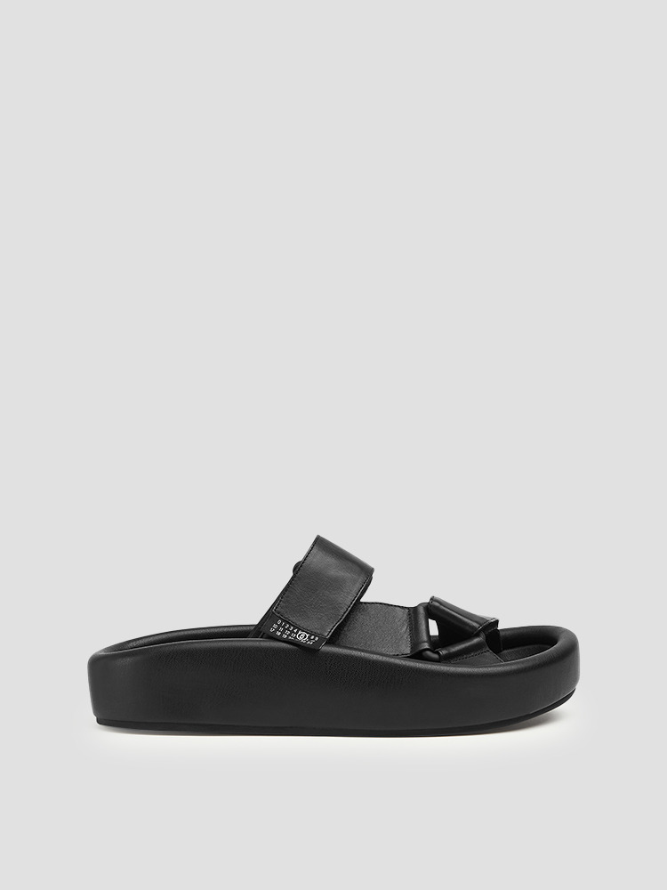 BLACK WEBBING SLIP-ON PLATFORM SANDALS  MM6 블랙 웨빙 슬립온 플랫폼 샌들 - 아데쿠베