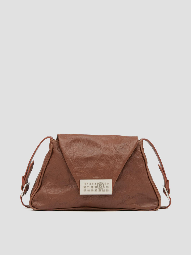 RUSTIC BROWN NUMERIC MEDIUM SHOULDER BAG  MM6 러스틱 브라운 누메릭 미디엄 숄더백 - 아데쿠베