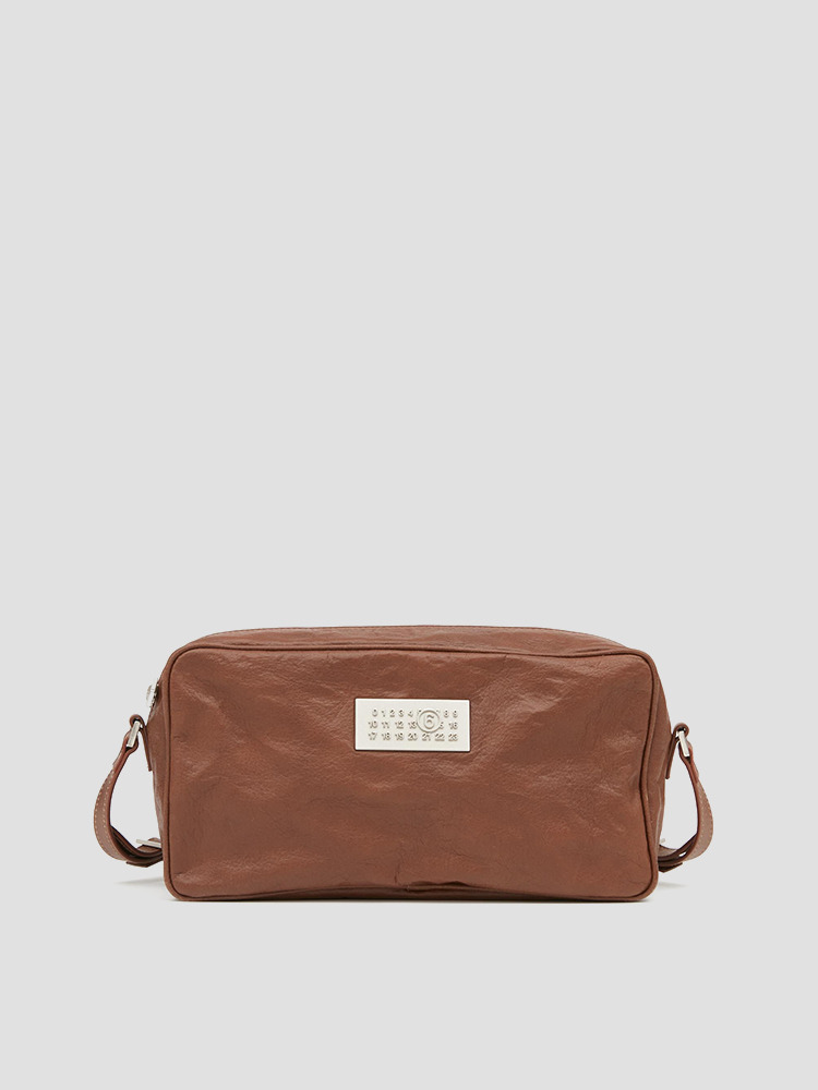 RUSTIC BROWN NUMERIC SMALL SHOULDER BAG  MM6 러스틱 브라운 누메릭 스몰 숄더백 - 아데쿠베