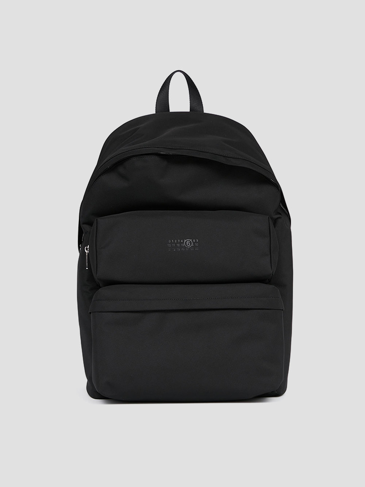 BLACK NUMERIC LOGO BACKPACK  MM6 블랙 누메릭 로고 백팩 - 아데쿠베