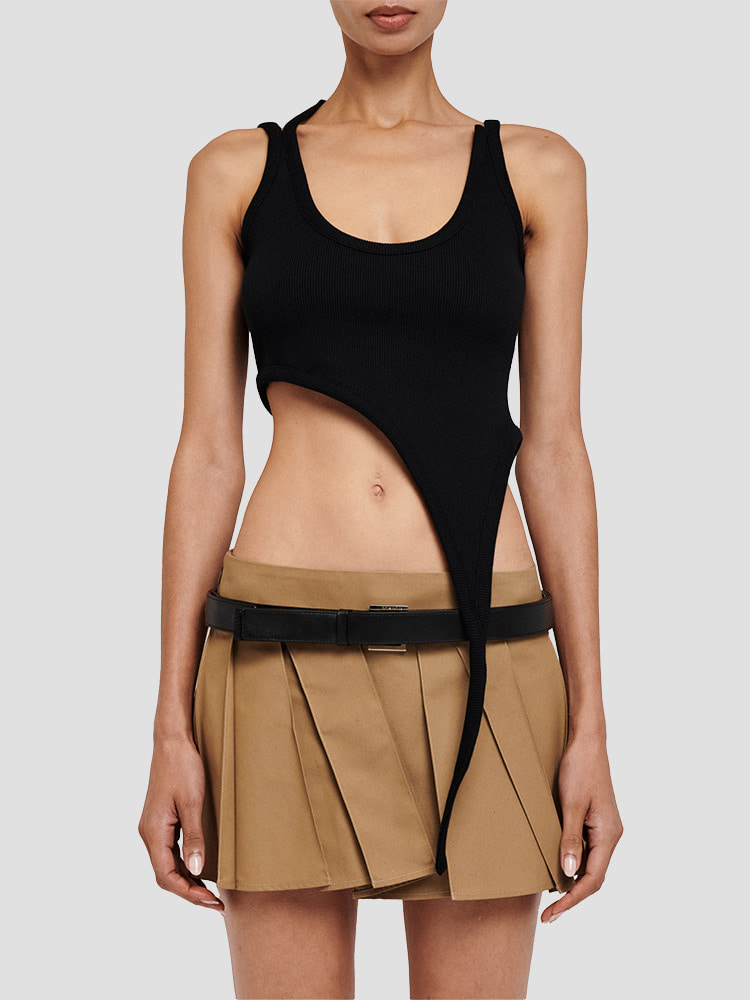 BLACK ASYMMETRICAL CROP TOP  보야로브스카야 블랙 비대칭 크롭 탑 - 아데쿠베