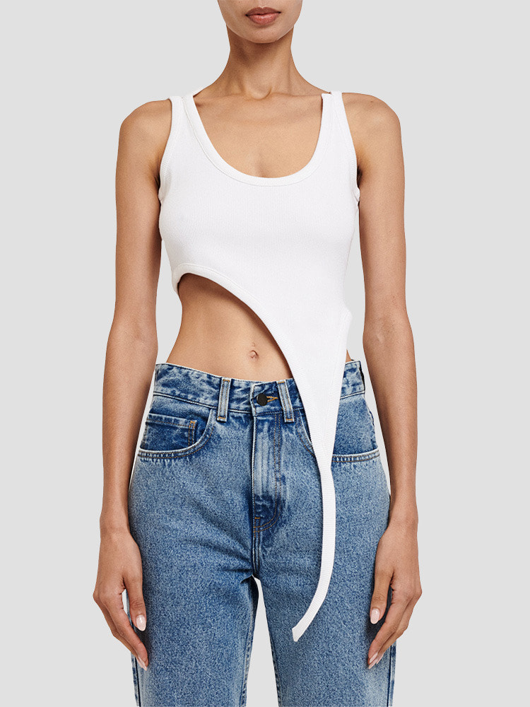 WHITE ASYMMETRICAL CROP TOP  보야로브스카야 화이트 비대칭 크롭 탑 - 아데쿠베