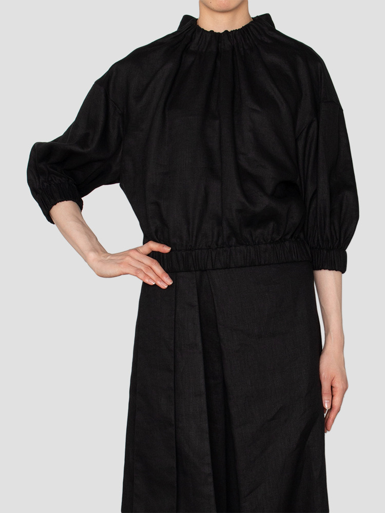 BLACK LINEN SHIRRED TOP  하이크(HYKE) 블랙 리넨 시어드 탑 - 아데쿠베