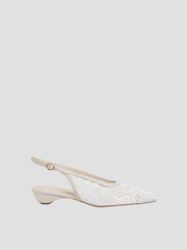 WHITE CORDING EMBROIDERY SLING BACK HEELS  마메 쿠로구치 화이트 코딩 자수 슬링 백 힐 - 아데쿠베