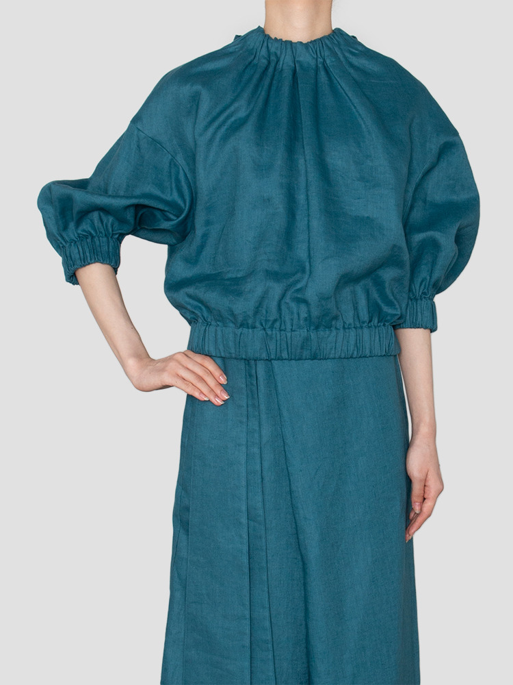 BLUE LINEN SHIRRED TOP  하이크(HYKE) 블루 리넨 시어드 탑 - 아데쿠베