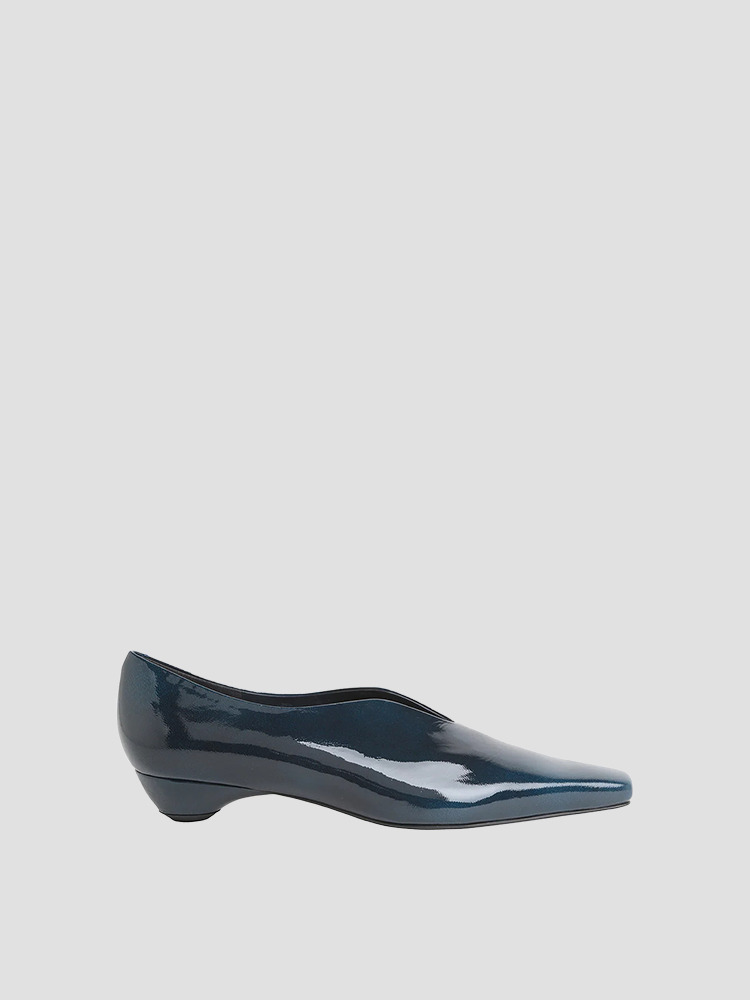 BLUE CURVED LINE LOW HEEL PUMPS  마메 쿠로구치 블루 로우 힐 펌프스 - 아데쿠베