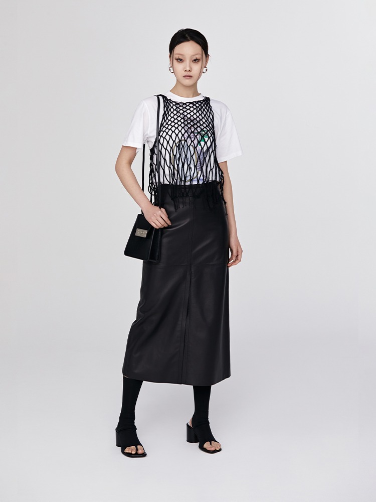 BLACK LEATHER FRONT SLIT MIDI SKIRT  MM6 블랙 레더 프론트 슬릿 미디 스커트 - 아데쿠베