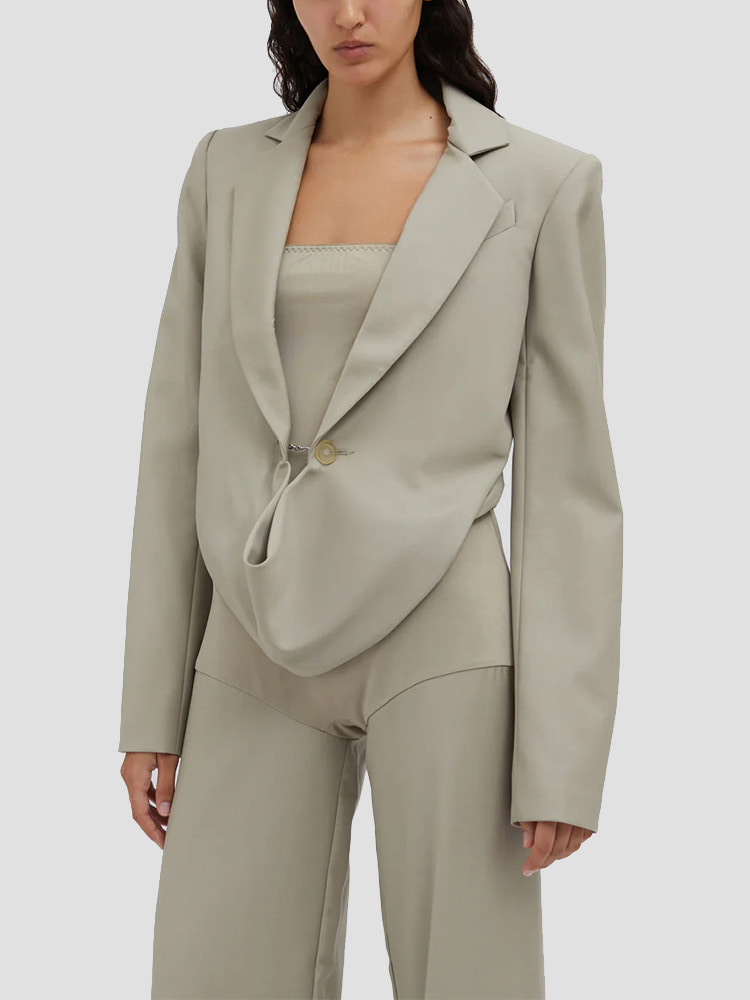 TAUPE TALUS SCOOP FRONT CROP BLAZER  크리스토퍼 에스버 토프 탈러스 스쿱 프론트 크롭 블레이저 - 아데쿠베