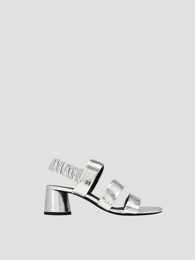 METALLIC CRINKLE SILVER GLOVE SANDALS  프로엔자 슐러 메탈릭 크링클 실버 글로브 샌들 - 아데쿠베