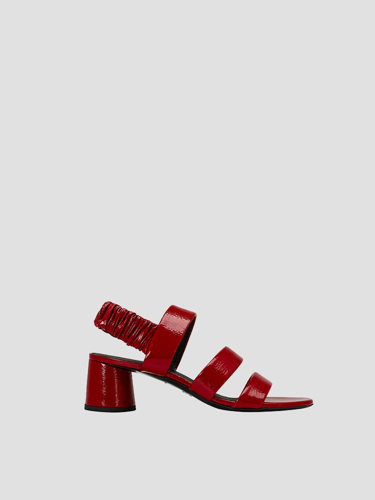 CRINKLE PATENT RED GLOVE SANDALS  프로엔자 슐러 크링클 페이턴트 레드 클로브 샌들 - 아데쿠베