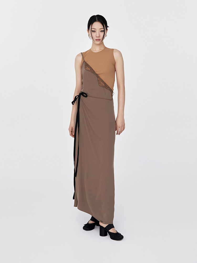 MUD BROWN CAMEL ASYMMETRIC SLEEVE LONG DRESS  MM6 머드 브라운 카멜 비대칭 슬리브 롱 드레스 - 아데쿠베