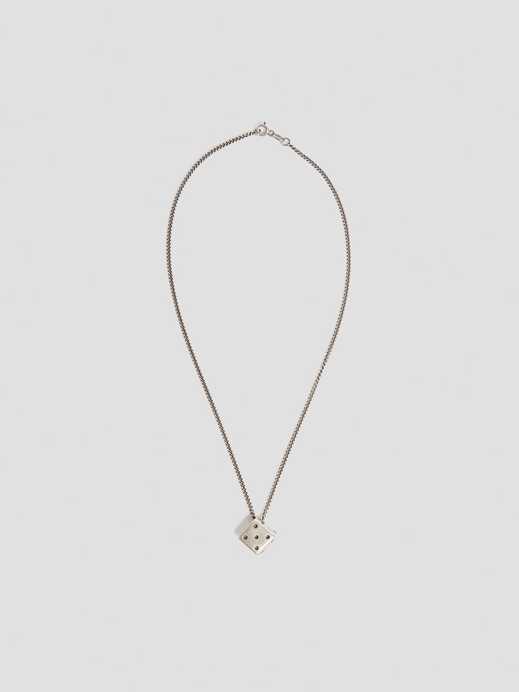 SILVER ANKA DICE NECKLACE  앤 드뮐미스터 실버 다이스 목걸이 - 아데쿠베