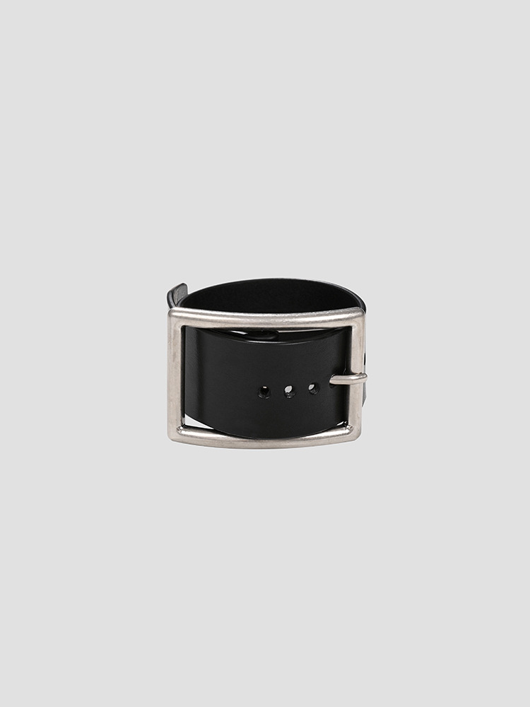 BLACK SARI SQUARED BUCKLE ARM BRACELET  앤 드뮐미스터 블랙 버클 암 팔찌 - 아데쿠베