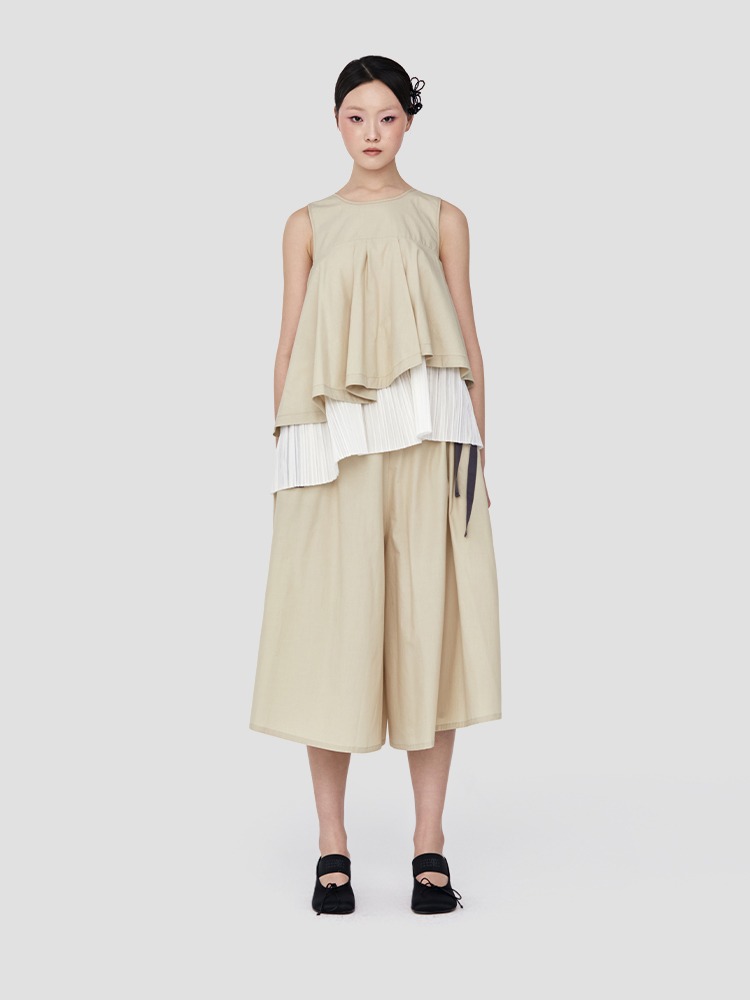 PISTACHIO CREAM SLEEVELESS TIERED PLEATS TOP  샹샹 루안 피스타치오 크림 슬리브리스 티어드 플리츠 탑 - 아데쿠베