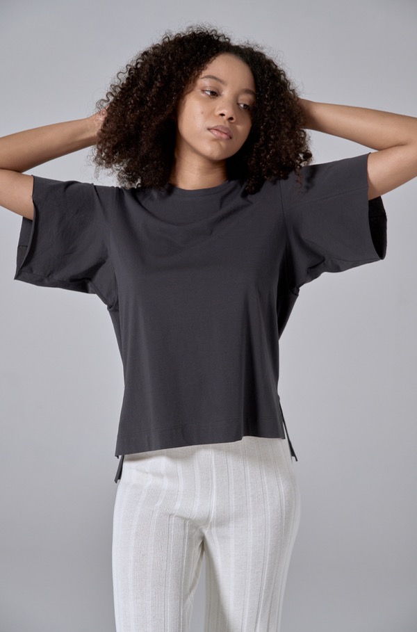 TWO PIN-TUCK SLEEVE TOP (CHARCOAL)