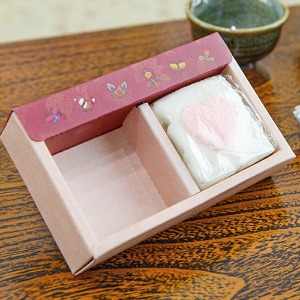 답례떡 받침대(2구)꽃자수 상자가로 13cm 세로 8cm 높이 3cm* 로얄지350g *- 박스별도구매 -* 50장 묶음 *