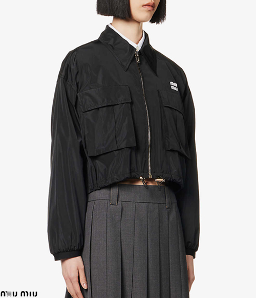 MIU MI* windbreaker €1,625 아래로 갈수록 와이드하게 펼쳐지는 핏감이 남다른 윈드브레이커~~