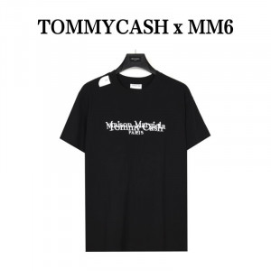 Tommycash x MM6 トミーキャッシュ x マルジエラ 重ね レタリング 刺繍 半袖Tシャツ G423617