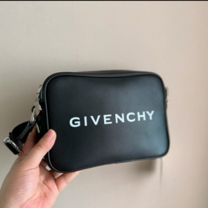 [국내배송] 지방시 GIVENCHY 에센셜 카메라백