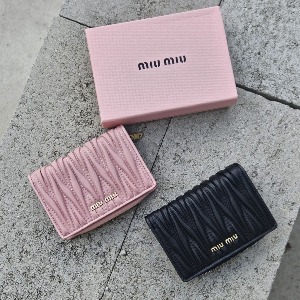 [국내배송] 미우미우 MIUMIU 마테라쎄 지퍼 반지갑 2color