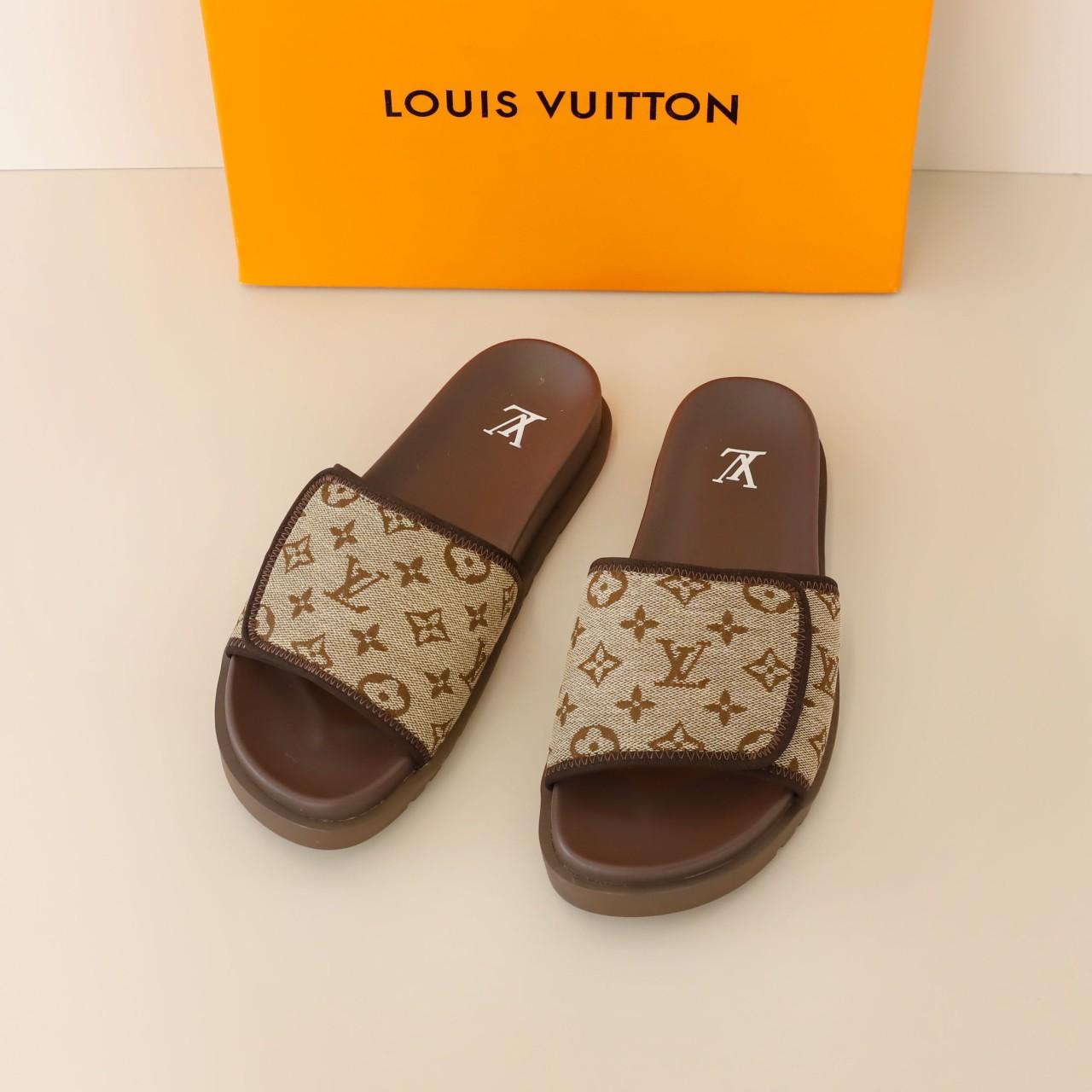 [국내배송] 루이비통 LOUIS VUITTON Pool Pillow 필로우 모노그램 시그니처 슬라이드 샌들 브라운