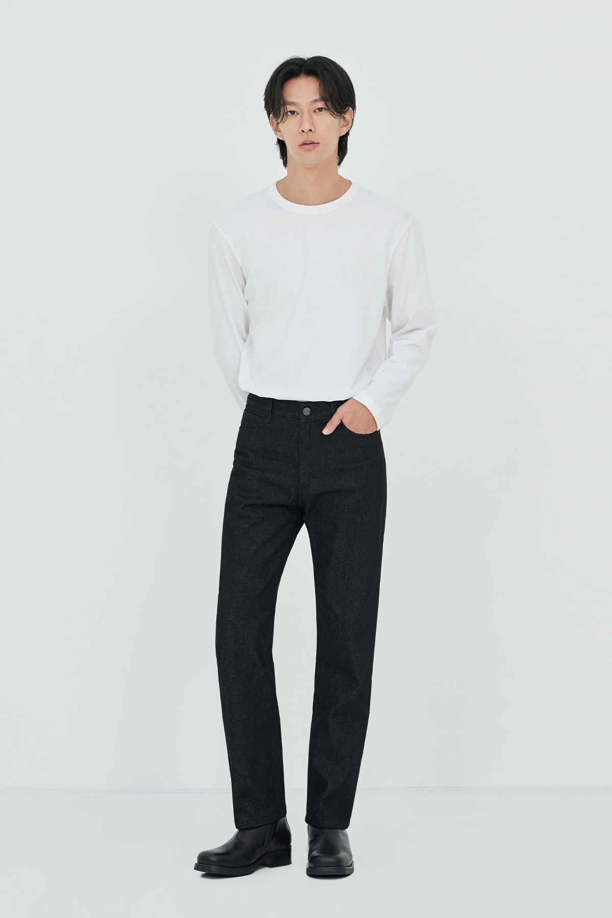 Moderation black straight fit